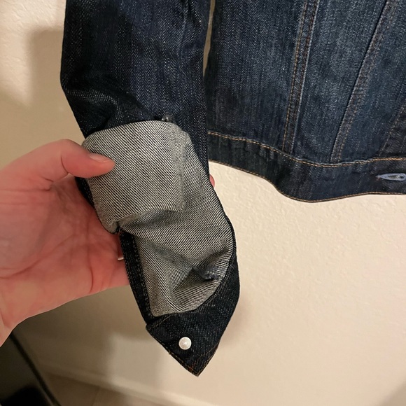 Perfect denim jacket. 🤍💙🤍 - Picture 2 of 9